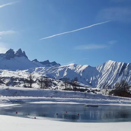 - Du Hameau Des Aiguilles *