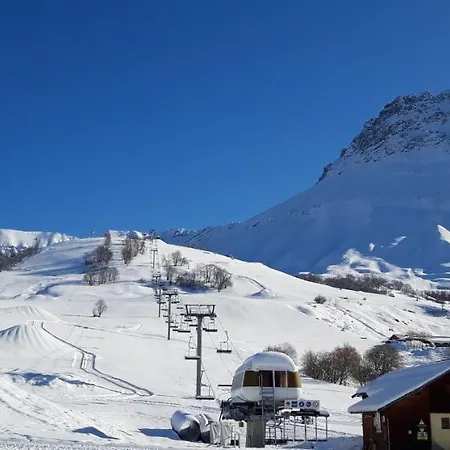 - Du Hameau Des Aiguilles