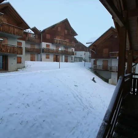 - Du Hameau Des Aiguilles