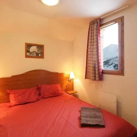 - Du Hameau Des Aiguilles